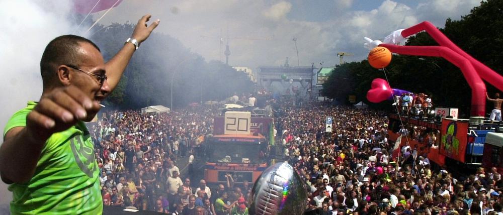 Loveparade 2001 in Berlin. Jetzt soll der "Zug der Liebe" durch Berlin ziehen. 