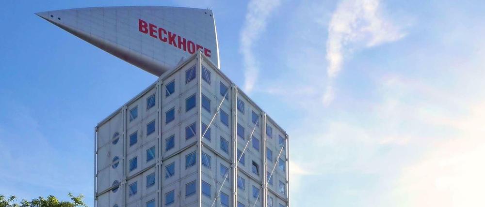Das Kant-Dreieck kann nicht mehr wachsen. Wegen des Streits um Werbung auf dem Dachsegel hat das Bezirksbauamt die Planung ad acta gelegt.