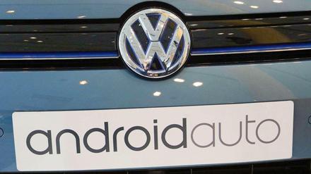 Ein Neuwagen von VW mit der Aufschrift "androidauto". 