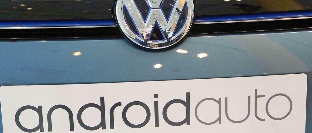 Ein Neuwagen von VW mit der Aufschrift "androidauto". 