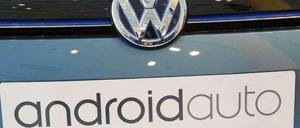 Ein Neuwagen von VW mit der Aufschrift "androidauto". 