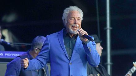 Tom Jones bei seinem Konzert in der Zitadelle Spandau - mit royalblauem Sakko.
