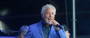 Tom Jones bei seinem Konzert in der Zitadelle Spandau - mit royalblauem Sakko.