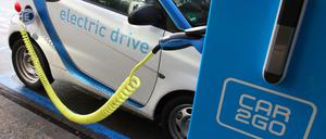 Elektoautos von "car2go" an den Potsdamer Platz Arcaden in Berlin-Tiergarten.