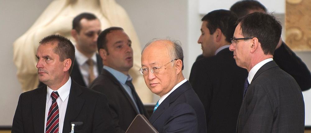 Der Chef der Internationalen Atomenergiebehörde Yukiya Amano (Mitte) verhandelte zuletzt in Wien und ist nun nach Teheran weitergereist.  