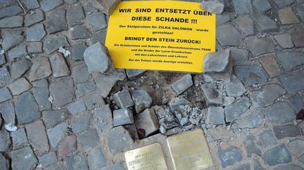 Hier lagen weitere drei Stolpersteine für die Familie Salomon. 