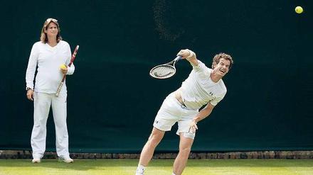 Immer im Hintergrund. Weil sie Mauresmo nicht im Team akzeptierten, trennte sich Andy Murray sogar von seinem Assistenz- und seinem Fitnesstrainer.