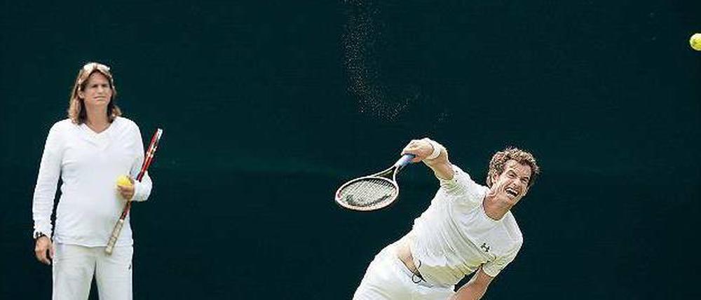 Immer im Hintergrund. Weil sie Mauresmo nicht im Team akzeptierten, trennte sich Andy Murray sogar von seinem Assistenz- und seinem Fitnesstrainer.