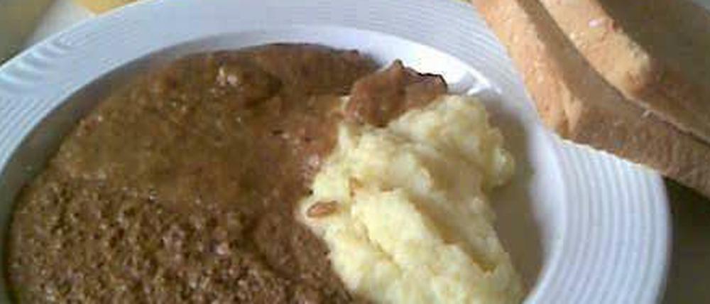 Kartoffelbrei mit Wurstbrei. Jürgens Mittagessen.