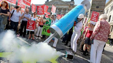 Fracking, nein danke! Umweltschützer halten eine symbolische Giftspritze. Sie protestieren gegen den Einsatz von Chemikalien in Fracfluiden. Diese Zusatzstoffe dürfen laut Gesetzentwurf allenfalls schwach wassergefährdend sein. 