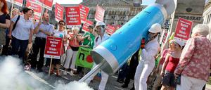 Fracking, nein danke! Umweltschützer halten eine symbolische Giftspritze. Sie protestieren gegen den Einsatz von Chemikalien in Fracfluiden. Diese Zusatzstoffe dürfen laut Gesetzentwurf allenfalls schwach wassergefährdend sein. 