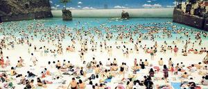 „Ocean Dome“ (1996), eine Fotografie von Martin Parr. F