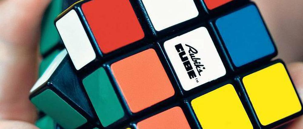 Zauberwürfel. So wird der Rubik’s Cube auch genannt. Aber eigentlich geht es bei dem Spielzeug um Logik. Wer es schafft, die sechs Seiten und 26 bunten Einzelsteinchen so zu drehen, dass die Quadrate auf den Seiten wieder dieselbe Farbe zeigen, hat sein logisches Denkvermögen trainiert. 