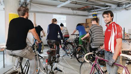 "Generalprobe" zum ersten fahrradbetriebenen Kino in der TU Berlin. Premiere am 1. Juli auf dem Tempelhofer Feld. Talu Tüntas, im roten Hemd, ist der Initiator. 
