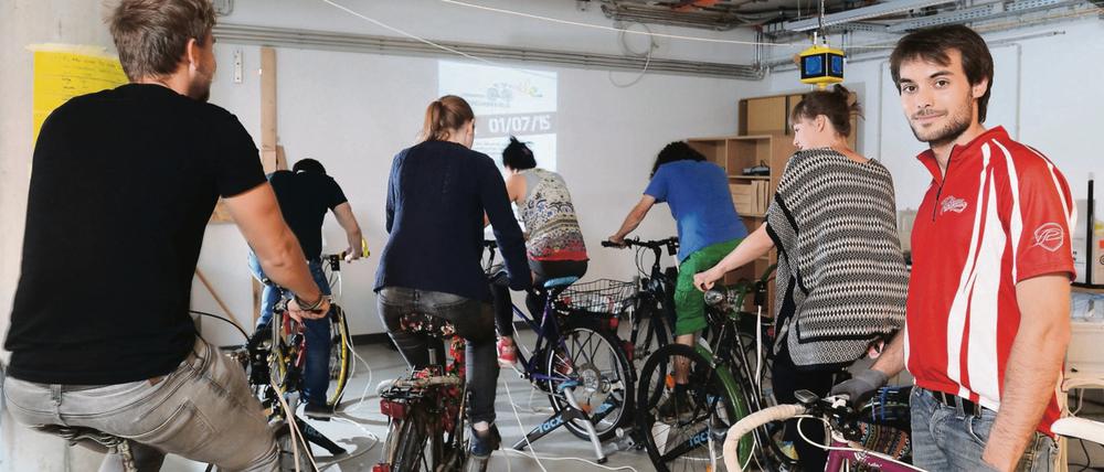 "Generalprobe" zum ersten fahrradbetriebenen Kino in der TU Berlin. Premiere am 1. Juli auf dem Tempelhofer Feld. Talu Tüntas, im roten Hemd, ist der Initiator.