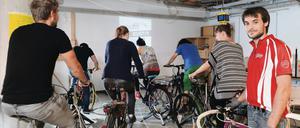 "Generalprobe" zum ersten fahrradbetriebenen Kino in der TU Berlin. Premiere am 1. Juli auf dem Tempelhofer Feld. Talu Tüntas, im roten Hemd, ist der Initiator. 