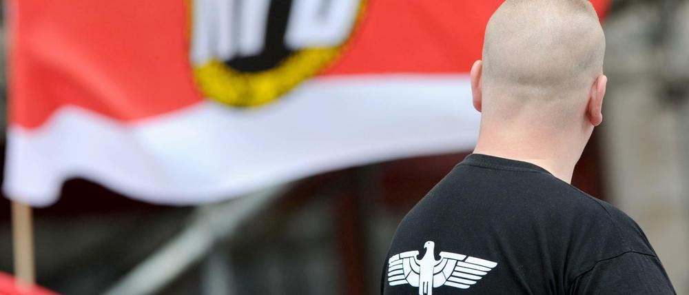 Ein NPD-Anhänger in Berlin. V-Leute des Verfassungsschutzes sind auch bei der rechtsextremen Partei im Einsatz.