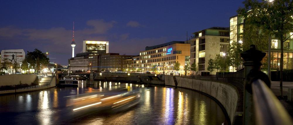 Lichter spiegeln im Wasser der Spree. 