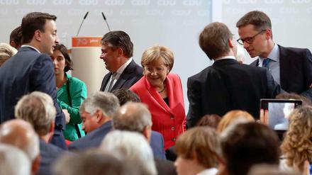 Zu Gast bei Freundinnen: Auch SPD-Chef Sigmar Gabriel (hinter der Kanzlerin) kam zum Festakt. Die Parteichefin hielt die Festrede zum 70. Geburtstag der Partei und schüttelte Hände.