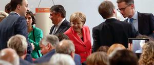 Zu Gast bei Freundinnen: Auch SPD-Chef Sigmar Gabriel (hinter der Kanzlerin) kam zum Festakt. Die Parteichefin hielt die Festrede zum 70. Geburtstag der Partei und schüttelte Hände.