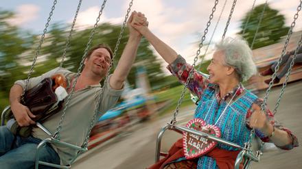 Ein Moment der Glückseligkeit. Ohne Geld, Handy und Auto strandet Richard (Roeland Wiesnekker) im ARD-Film "Nebenwege" mit seiner demenzkranken Mutter Hilde (Christine Ostermayer) auf einem Volksfest.
