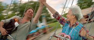 Ein Moment der Glückseligkeit. Ohne Geld, Handy und Auto strandet Richard (Roeland Wiesnekker) im ARD-Film "Nebenwege" mit seiner demenzkranken Mutter Hilde (Christine Ostermayer) auf einem Volksfest. 