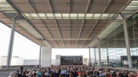 Konzert auf dem BER-Gelände.