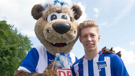 Hoffnungsträger: Der brasilianische Bär Herthinho (l.) trägt bei Hertha BSC die Verantwortung für glückliche Fan-Gesichter. Neuzugang Mitchell Weiser soll Herthinos Aufgabe in der neuen Saison ein wenig leichter machen.