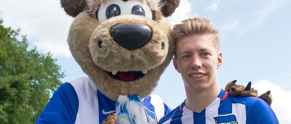 Hoffnungsträger: Der brasilianische Bär Herthinho (l.) trägt bei Hertha BSC die Verantwortung für glückliche Fan-Gesichter. Neuzugang Mitchell Weiser soll Herthinos Aufgabe in der neuen Saison ein wenig leichter machen.