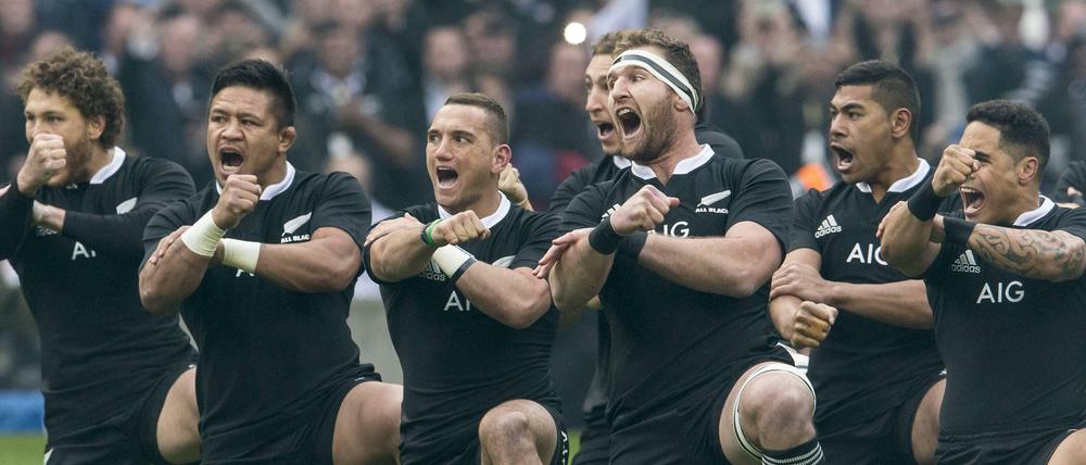 Das neuseeländische Rugby-Team stimmt sich vor jedem Spiel mit dem Haka-Kriegssong der Maori ein. 