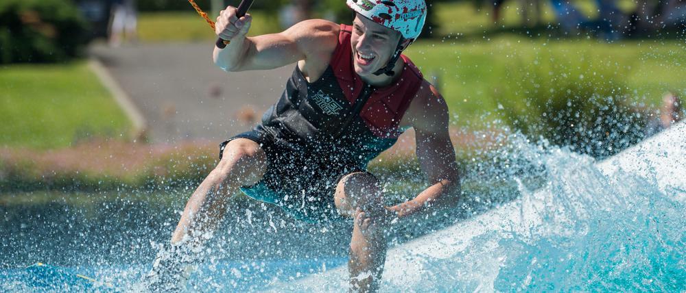 Nachdem Wakeboard-Weltmeister Christopher Klein sein Können zeigte, durften sich auch die Besucher der Jugendmesse "You" auf dem wackligen Brett ausprobieren.