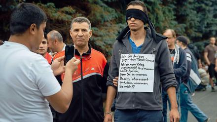 Flüchtling aus Syrien vor dem Heim in Freital