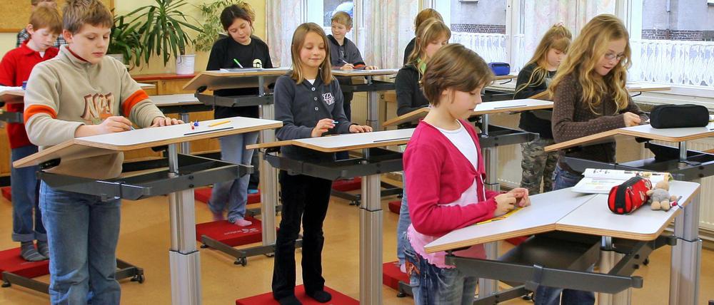 Stuhlwegziehen kann in dieser Klasse der Mittelschule im vogtländischen Neumark (Sachsen) nicht passieren. Hier wird im Stehen gelernt. In Hannover hat ein 15-Jähriger einen Mitschüler nach Stuhlwegziehen verklagt.