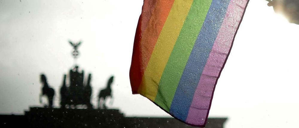 Die Regenbogenfahne am CSD Berlin.