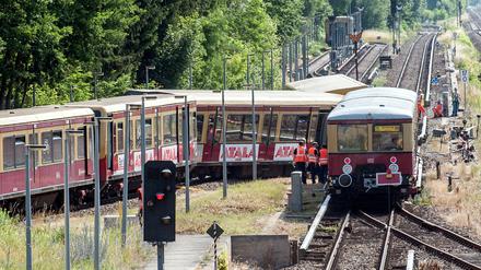 In Schieflage: An einer Weiche vor dem Bahnhof Hoppegarten ist am Montagabend ein Zug der S-Bahn S5 entgleist. Die Bergung soll noch bis Dienstagnachmittag dauern.