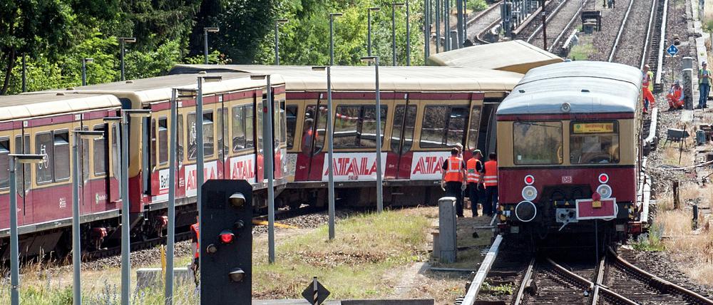 In Schieflage: An einer Weiche vor dem Bahnhof Hoppegarten ist am Montagabend ein Zug der S-Bahn S5 entgleist. Die Bergung soll noch bis Dienstagnachmittag dauern.