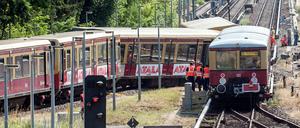 In Schieflage: An einer Weiche vor dem Bahnhof Hoppegarten ist am Montagabend ein Zug der S-Bahn S5 entgleist. Die Bergung soll noch bis Dienstagnachmittag dauern.
