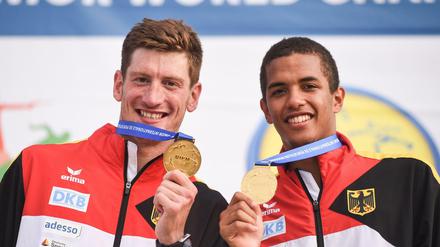Zeigen, was man hat: Deutschlands Athleten Alexander Nobis und Marvin Faly Dogue (l) posieren mit ihren Goldmedaillen nach dem Gewinn der Teamstaffel.