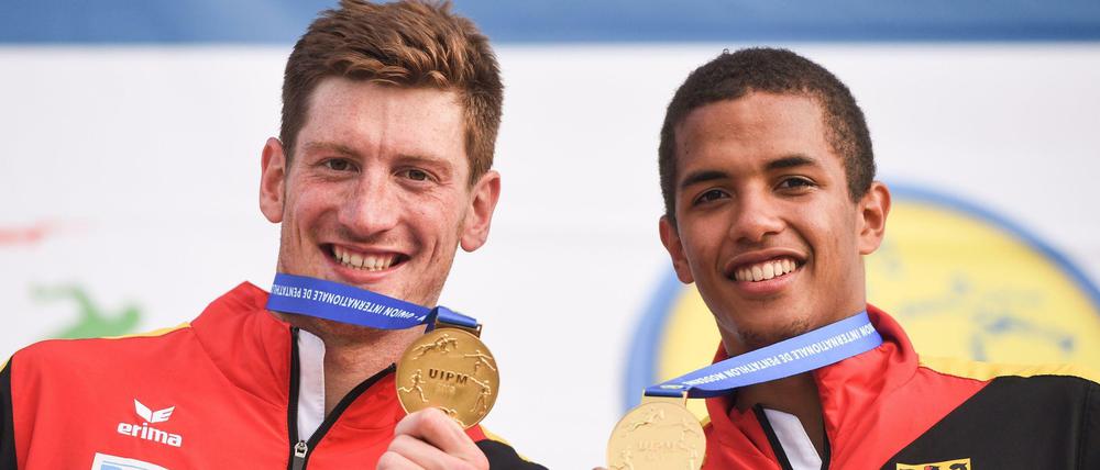 Zeigen, was man hat: Deutschlands Athleten Alexander Nobis und Marvin Faly Dogue (l) posieren mit ihren Goldmedaillen nach dem Gewinn der Teamstaffel.