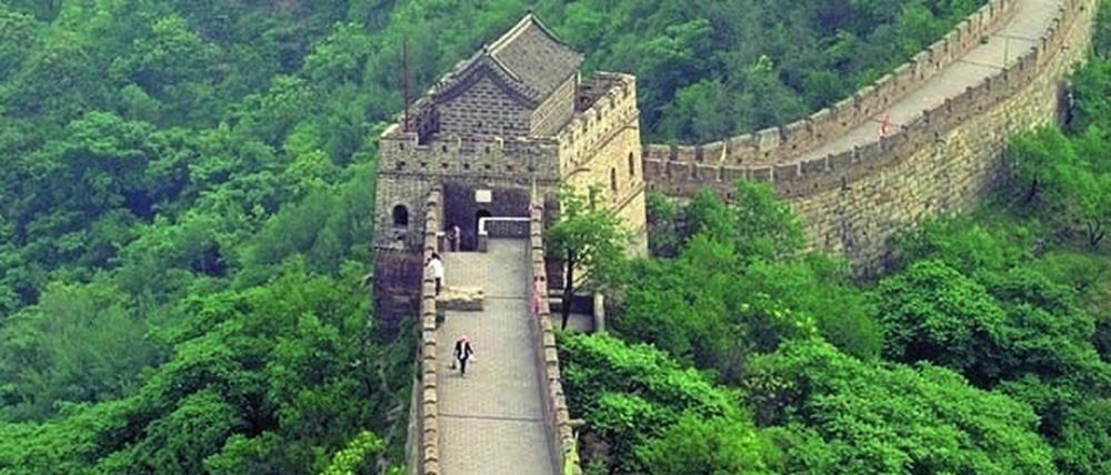 Blick entlang der großen chinesischen Mauer, hier unversehrt. Doch die Mauer bekommt immer mehr Lücken.