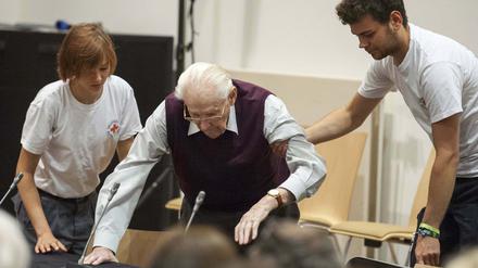 Oskar Gröning - hier bei der Verhandlung am Mittwoch - "ist schwächer denn je“, sagte der Vorsitzende Richter Franz Kompisch.