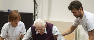 Oskar Gröning - hier bei der Verhandlung am Mittwoch - "ist schwächer denn je“, sagte der Vorsitzende Richter Franz Kompisch.