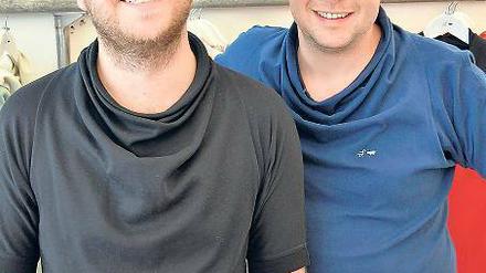 Philippe Werhahn (rechts) und Dennis Pahl bieten Kleidung mit ausgefallenen Schnitten an. 