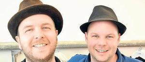 Philippe Werhahn (rechts) und Dennis Pahl bieten Kleidung mit ausgefallenen Schnitten an. 