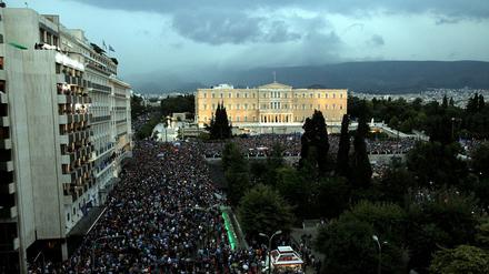 Tausende Griechen demonstrieren am Dienstagabend auf dem Syntagma-Platz vor dem Parlament für ein Ja beim Referendum.