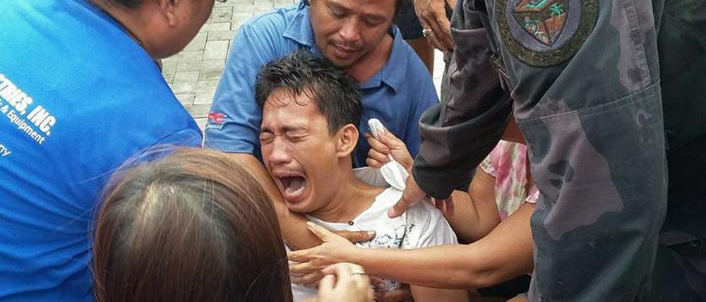 Ein Überlebender des Schiffsunglücks auf den Philippinen, bei dem mindestens 34 Menschen ums Leben gekommen sind.
