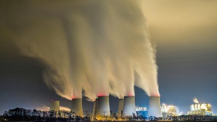 Wasserdampf steigt aus den Kühltürmen des Braunkohlekraftwerkes der Vattenfall AG in Jänschwalde (Brandenburg). Das Braunkohlekraftwerk ist mit einer installierten Leistung von 3.000 Megawatt nach Firmenangaben das größte seiner Art in Deutschland. 