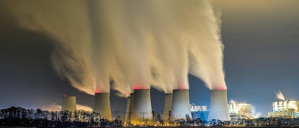Wasserdampf steigt aus den Kühltürmen des Braunkohlekraftwerkes der Vattenfall AG in Jänschwalde (Brandenburg). Das Braunkohlekraftwerk ist mit einer installierten Leistung von 3.000 Megawatt nach Firmenangaben das größte seiner Art in Deutschland. 