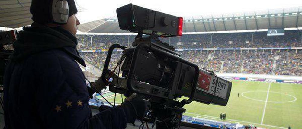 Nicht mehr Fußball im Fernsehen, aber mehr Anstoßzeiten für eine bessere TV-Vermarktung, will die DFL