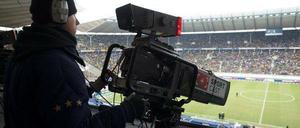 Nicht mehr Fußball im Fernsehen, aber mehr Anstoßzeiten für eine bessere TV-Vermarktung, will die DFL